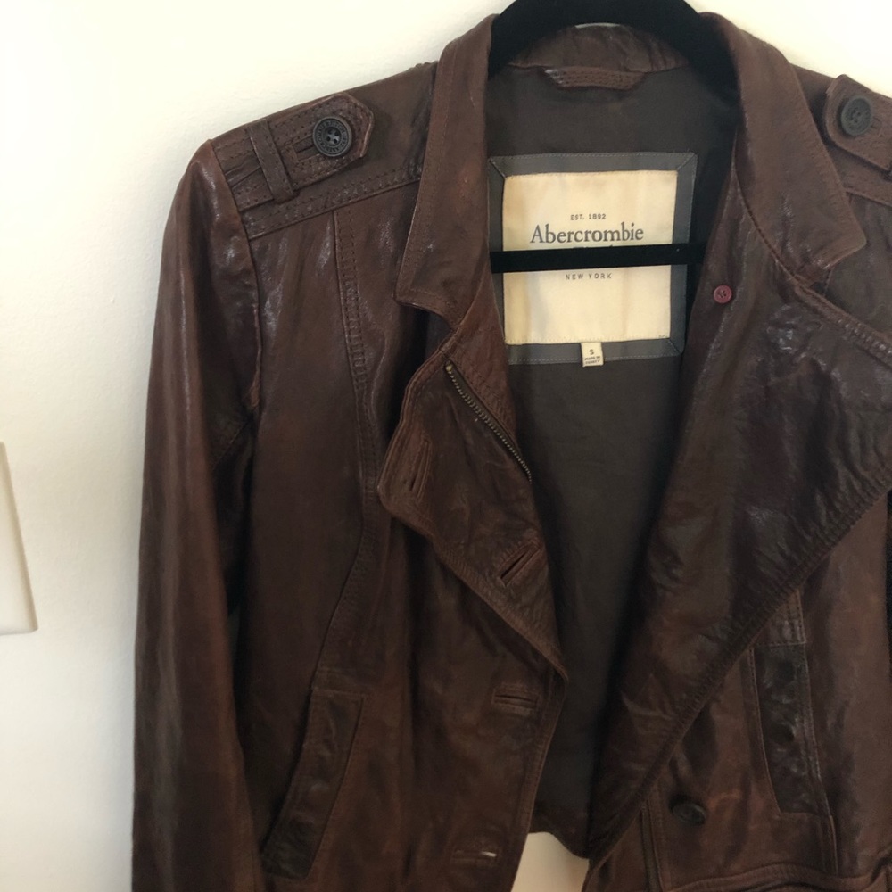 Women’s size small leather jacket. - Picture 2 of 4
